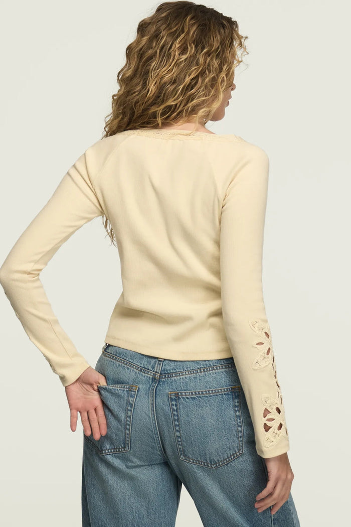 [162137-100] WOMENS LUCKY BRAND LACE NOTCH NECK FITTED TOP - CREAM rubbersoled