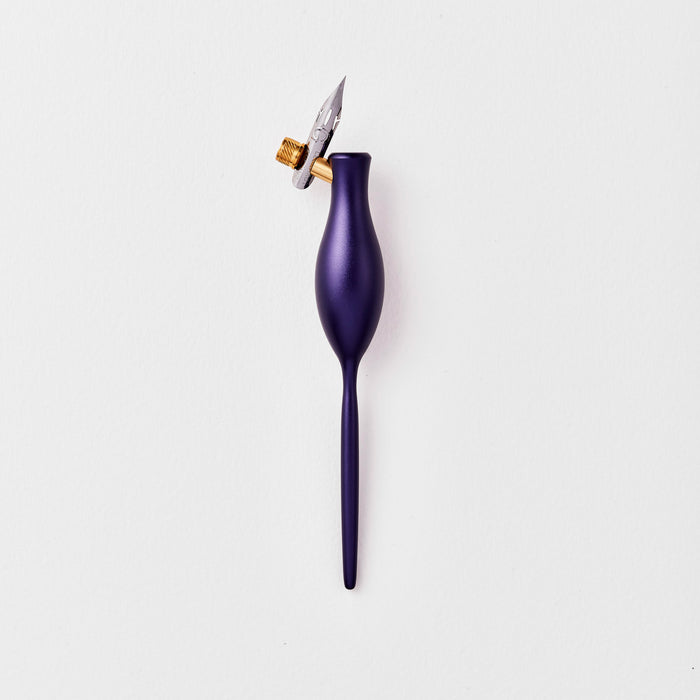 The Carrot oblique calligraphy pen in Midnight