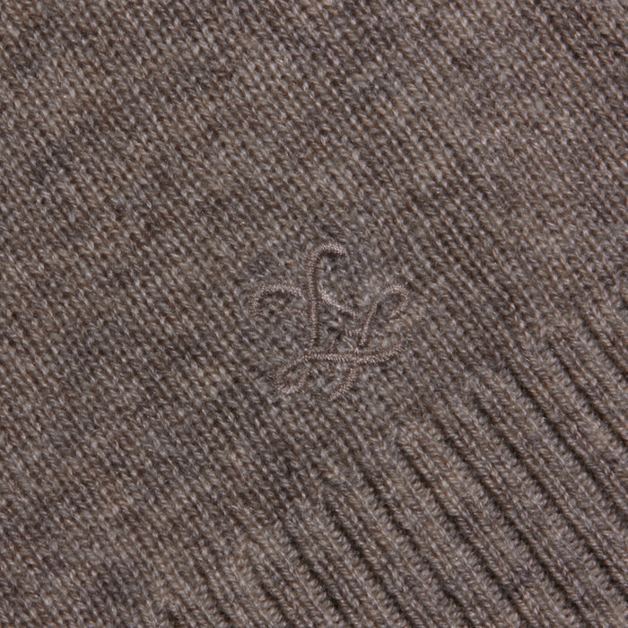 Close-up of the Filou Cashmere Tank in brown, featuring lightweight cashmere fabric with a subtle embroidered logo at the center and a ribbed pattern along the bottom edge.