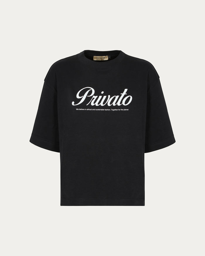 T-shirt nera con logo e maniche scese
