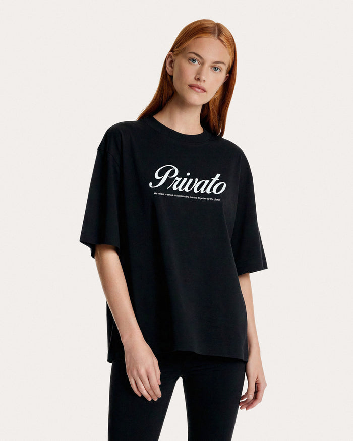 T-shirt nera con logo e maniche scese